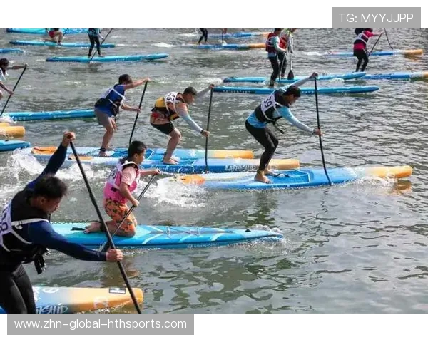 冲浪选手抓住浪峰一气呵成完成整套动作